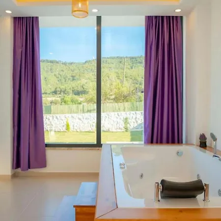Dom wakacyjny Outstanding With Private Pool And Jacuzzi In Kas, Antalya *