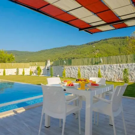 Dom wakacyjny Outstanding With Private Pool And Jacuzzi In Kas, Antalya